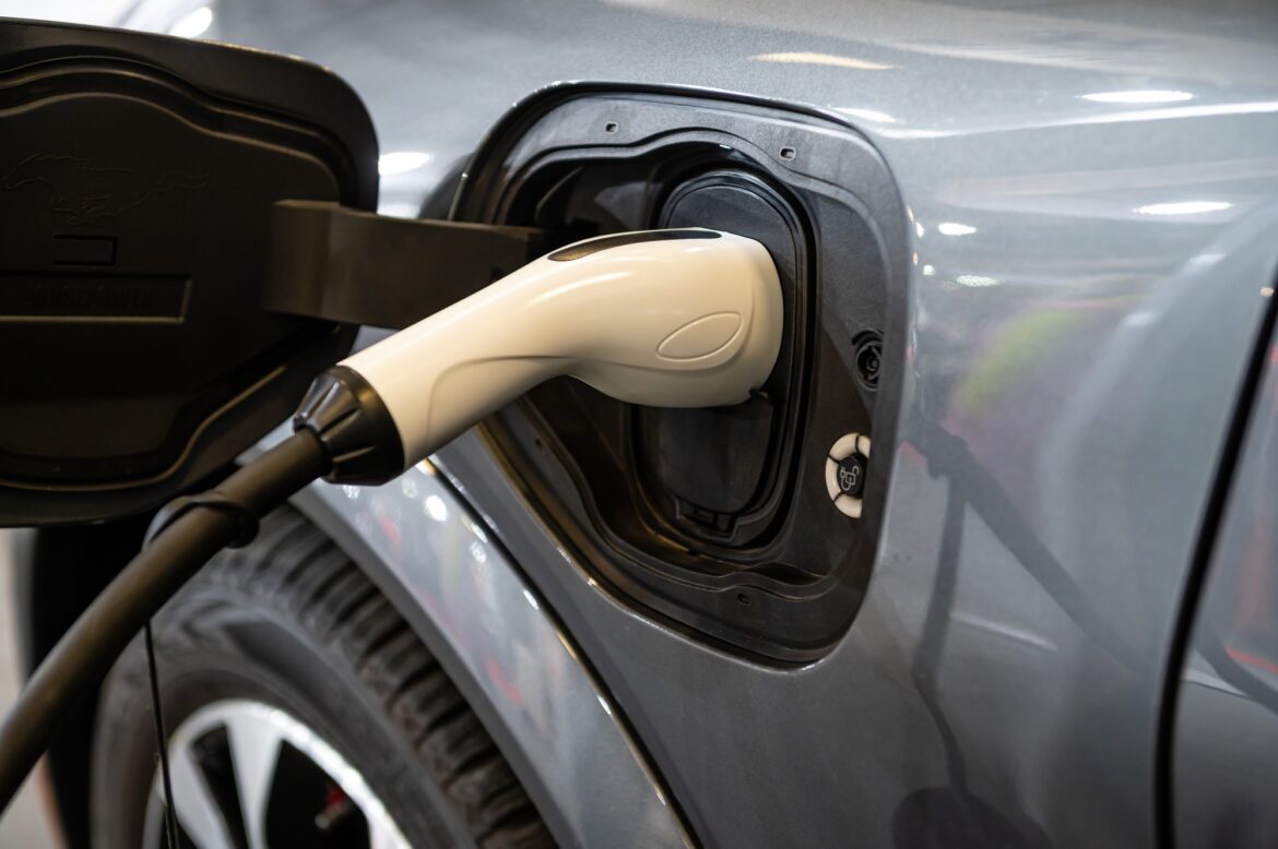 fiche du câble de recharge branché sur une voiture électrique, rechargeant une voiture électrique à la station