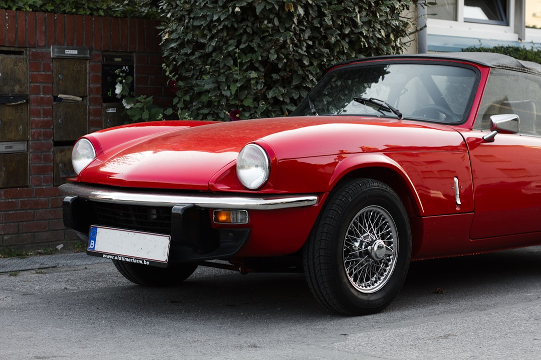 Red Chevrolet Camaro s'est garé au bord de la route pendant la journée