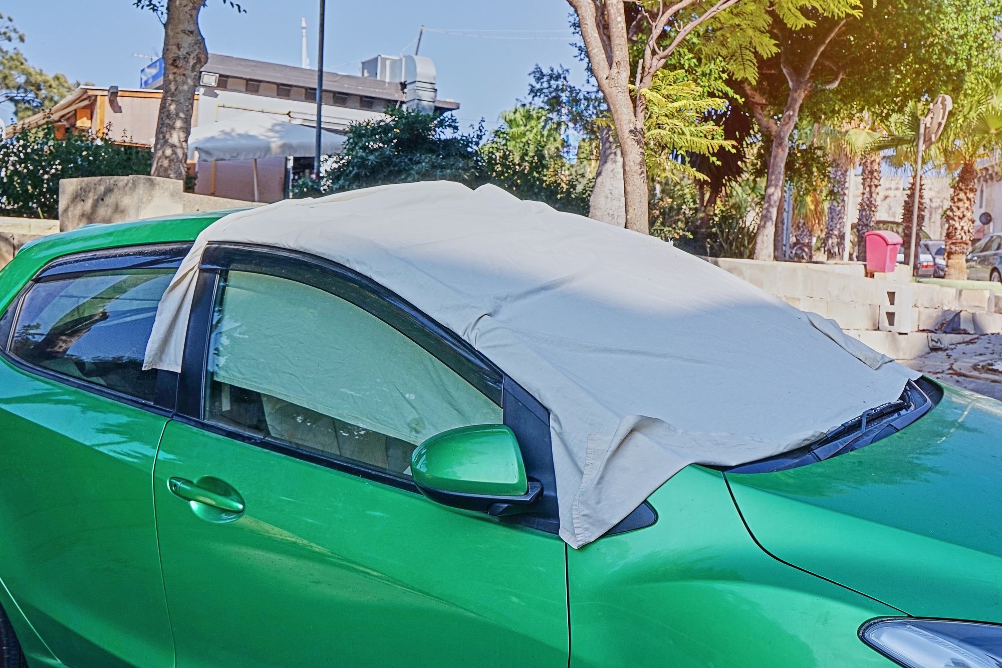 Méthode pour protéger les rayons chauffés par le soleil à l'intérieur de la voiture