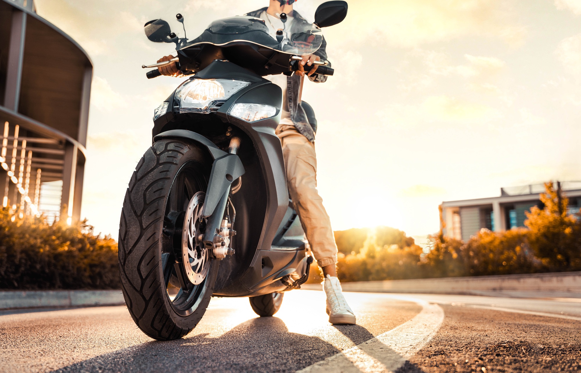 Mâle conducteur Moto Scooter dans City Street - Concept de style de vie de transport