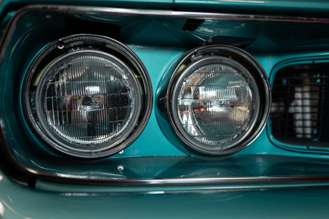 un gros plan d'un phare sur une voiture