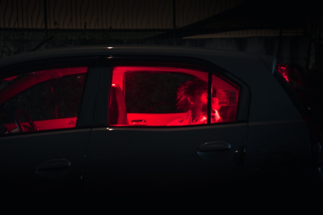 une voiture avec un feu rouge dans la vitre arrière